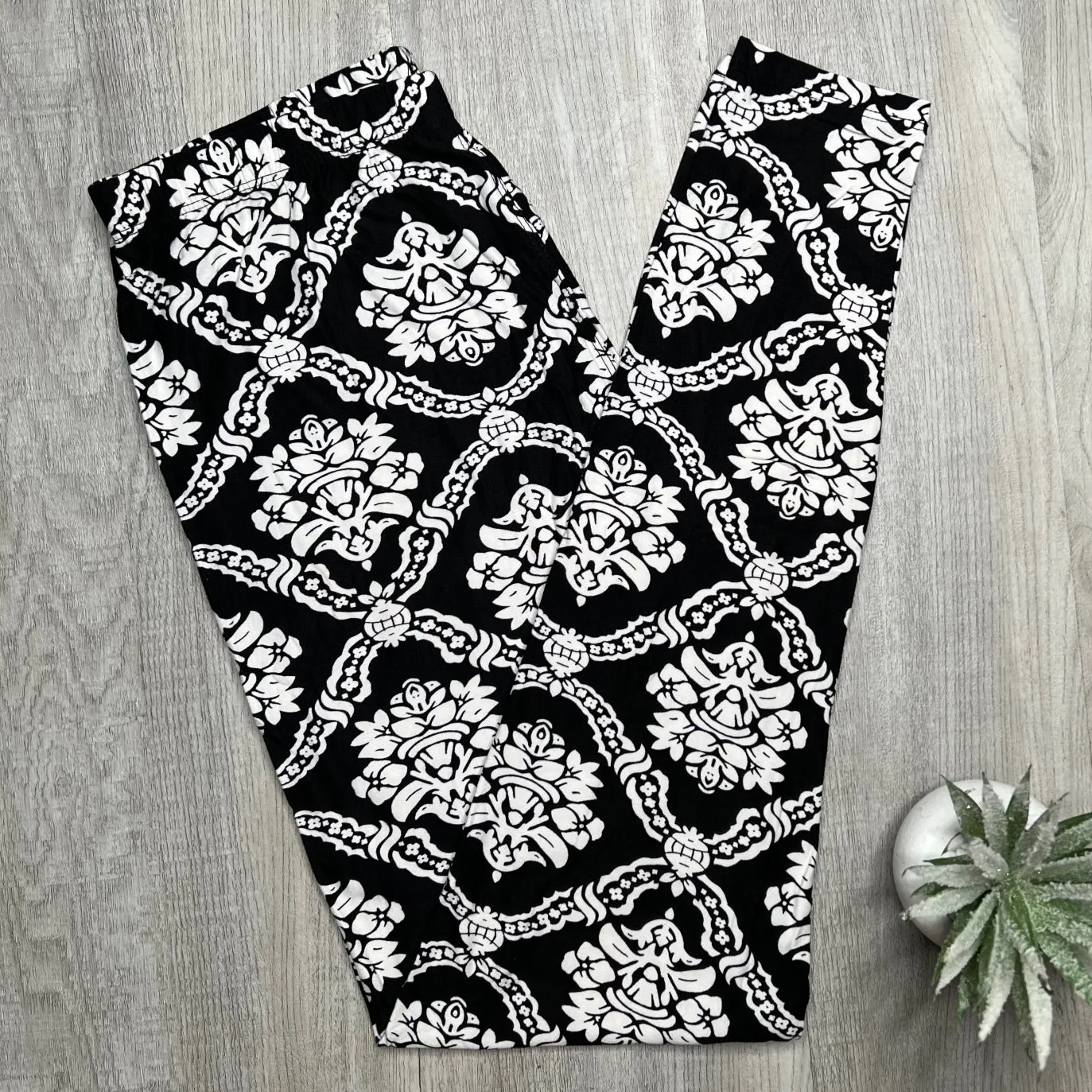 B&W Damask Print Soft Leggings